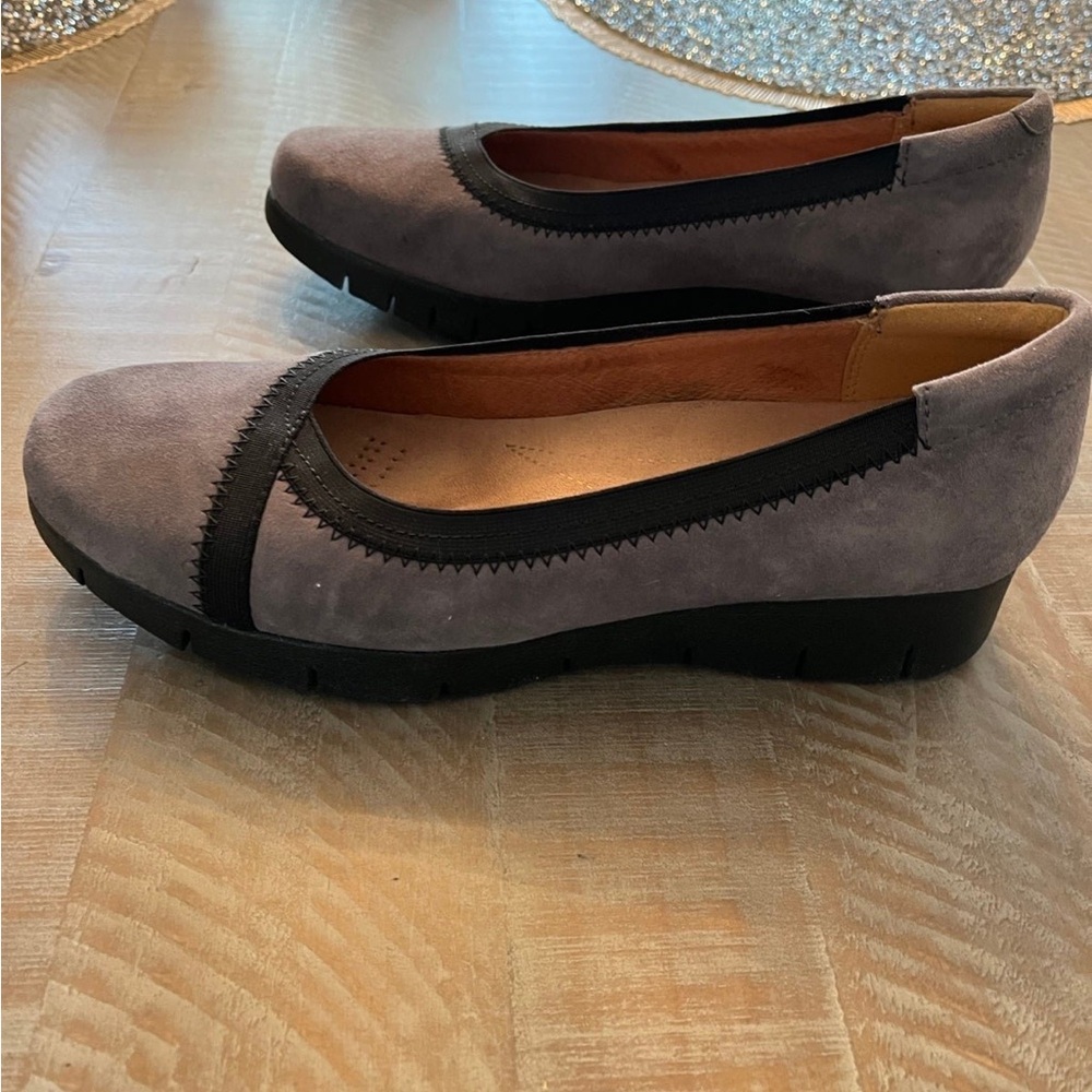 Clarks NEW Chic Gray Suede Flats with Black Trim